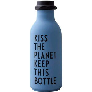 Modrá láhev na vodu Design Letters Kiss, 500 ml