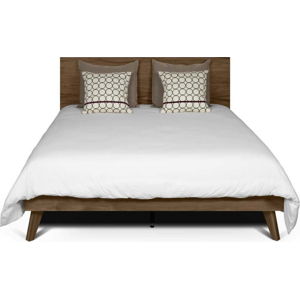 Hnědá postel s nohami z masivního dřeva TemaHome Mara, 180 x 200 cm