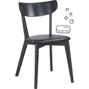 Mokré čištění a výživa čtyř sedáků židlí s koženkovým čalouněním