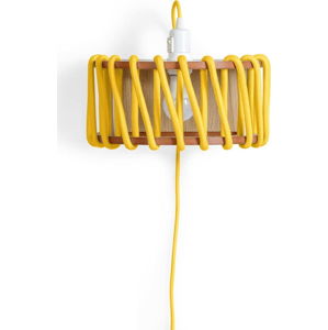 Žlutá nástěnná lampa s dřevěnou konstrukcí EMKO Macaron, délka 30 cm